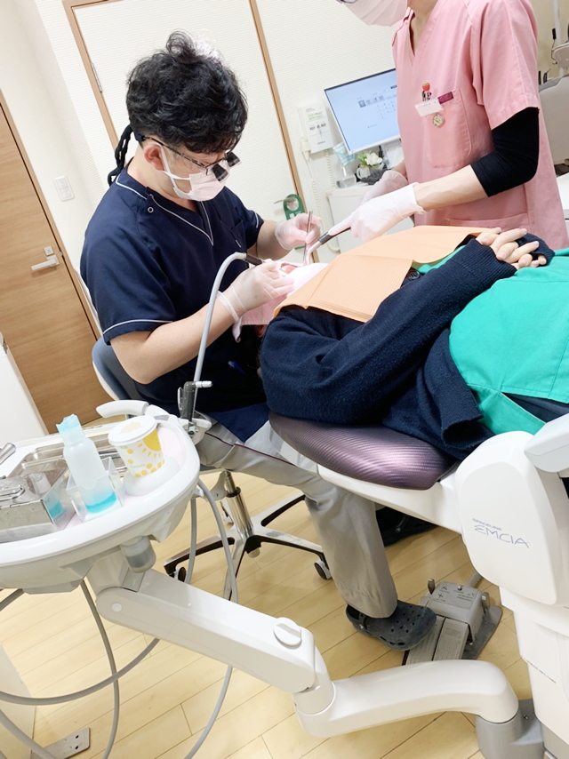 保険治療と自費治療の両方を行っております。むし歯治療・予防・歯周病治療・予防歯科・咬合回復・口腔外科